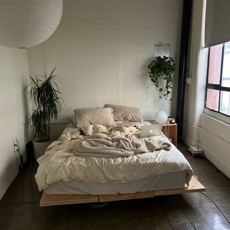 Chill Minimalist Bedroom, Bedroom Loft Aesthetic, Bed On Ground Aesthetic, Edgy Minimalist Bedroom, Dark Colour Room Ideas, Loft Aesthetic Bedroom, Loft Apartment Aesthetic Minimalist, Low Bedframe Bedroom Ideas, Low Bed Frame Aesthetic