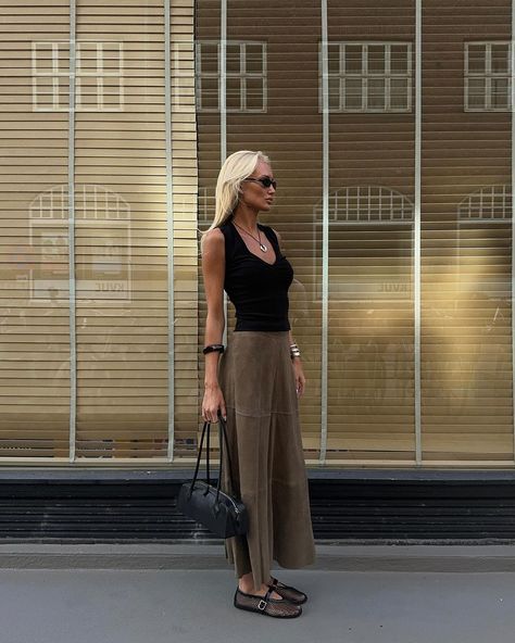 Lovisa Worge (@lovisaworge) • Instagram photos and videos Suede Skirt Outfits, Suade Skirt, Pleated Maxi Skirt Outfit, Suede Skirt Outfit, Skirt Outfits Fall, Maxi Skirt Outfits, Pleated Maxi Skirt, Suede Skirt, Skirt Outfit