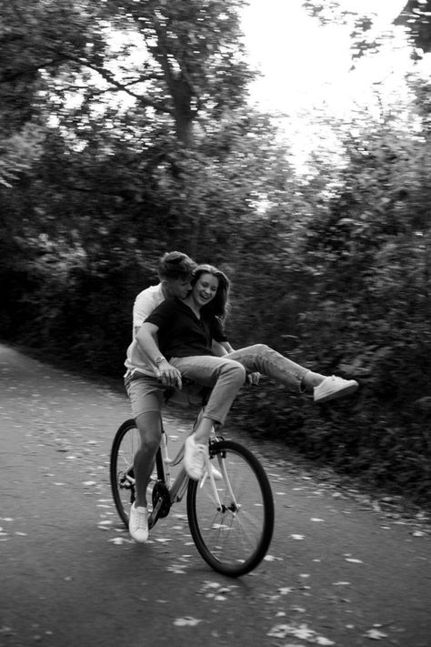 Fall Couple Aesthetic, Aesthetic Couple Photoshoot, Couple Photoshoot Fall, Aesthetic Cute Couple, Bicycle Photoshoot, Cute Couple Photos, Bicycle Aesthetic, Shooting Couple, Bike Couple