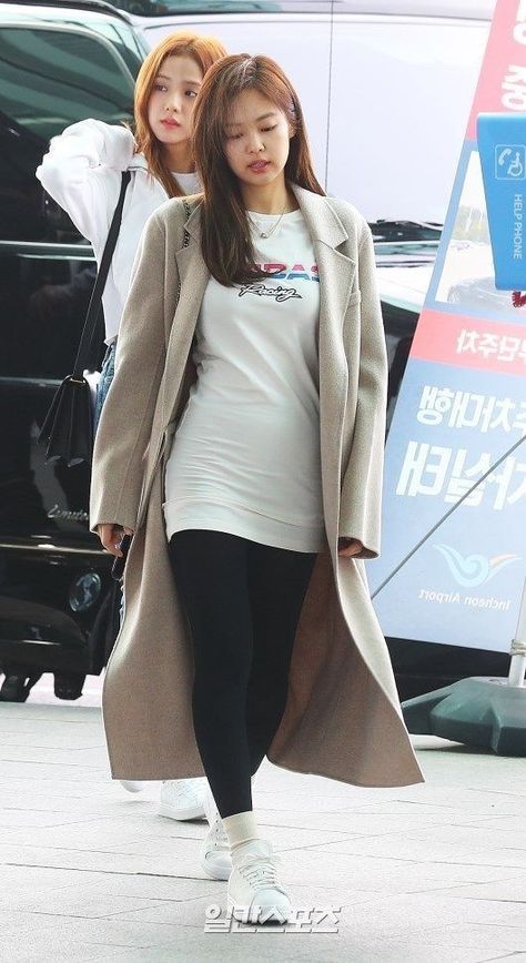 Jennie Pregnant, Jennie Airport Fashion, Jennie Outfits, Jisoo Airport, Jennie Airport, Basic Photo Editing, Clothes For Pregnant Women, Airport Photos, Oufits Casual