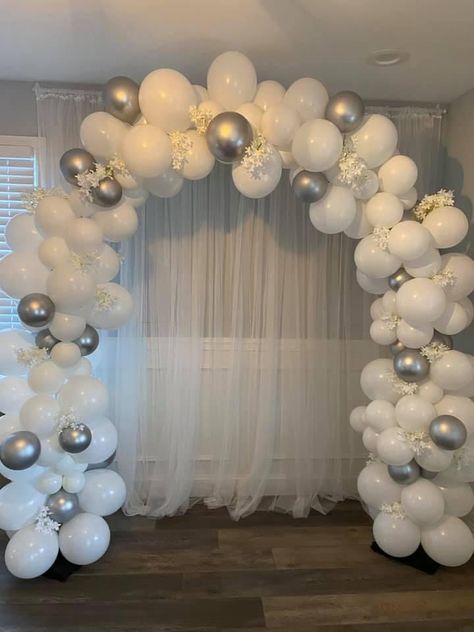 Birthday White Decorations, White Ballons Deco, Arch Backdrop With Balloons, Anniversary Decorations Ideas, Ideas Para Decorar Con Globos, Creative Photography Logo, Prom Decorations, Grad Picture Ideas, Silver Wedding Decorations