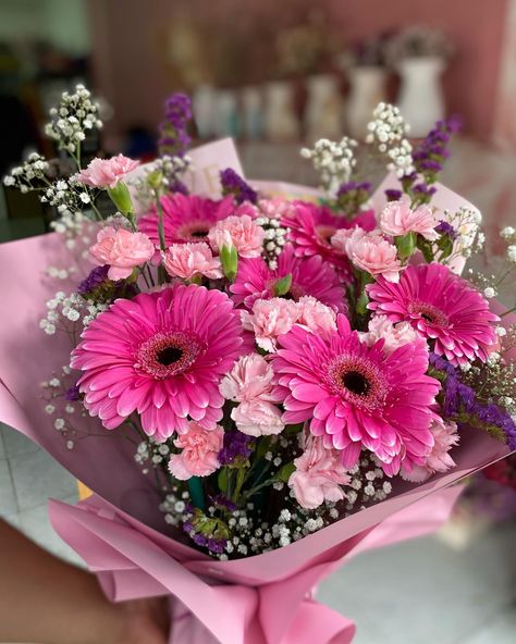 Bouquet de gerberas diseños disponibles este fin de semana ✨✅ Recuerda que puedes realizar tus pedidos al 7774414714 Por Instagram o Facebook. 😊 Pink Bouquet Flowers, Pink Flowers Bouquet, Gerbera Daisy Bouquet, Gerbera Bouquet, Pink Flower Bouquet, Birthday Flowers Bouquet, Oopsy Daisy, Daisy Bouquet, Bouquet Ideas