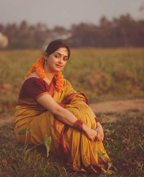 Village Photoshoot, Lichi Silk Saree, Brocade Saree, Photography Female, Celebrity Fashion Looks, Village Photography, Actress Without Makeup, Indian Photoshoot, Hot Women Dress