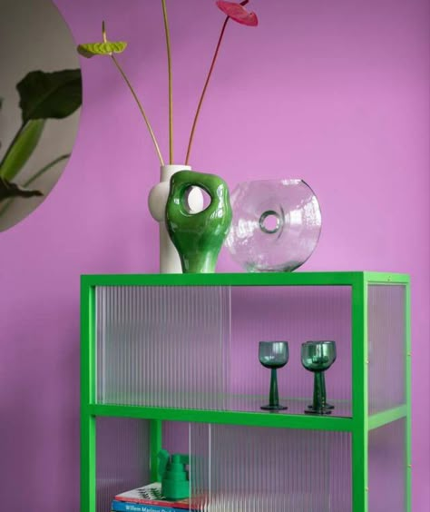 Colourful Cupboards, Funky Rooms, Green Furniture Living Room, Cute Furniture, Stylish Lifestyle, Funky Decor, Funky Home Decor, Ideas Hogar, Ribbed Glass