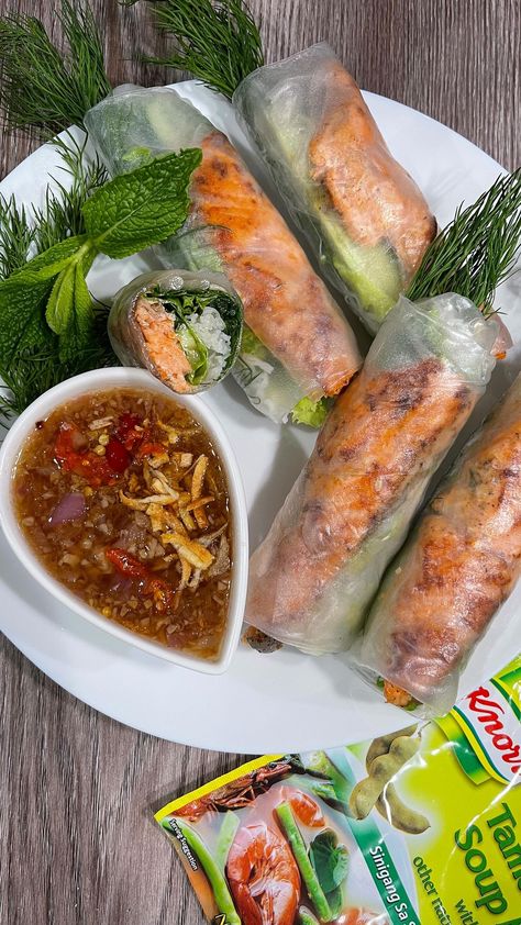 Joedy Tran on Instagram: “Gỏi cuốn/Vietnamese fresh spring rolls with salmon Don’t feel like pork or shrimp. Change it up with grilled salmon. I’ve been eating this…” Salmon Spring Rolls, Goi Cuon, Vietnamese Fresh Spring Rolls, Vietnamese Spring Rolls, Fresh Spring Rolls, Summer Rolls, Vietnamese Food, Grilled Salmon, Vietnamese Recipes