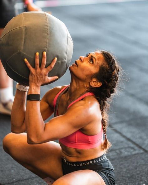 CrossFit for women: how CrossFit is improving female body image Women Strong Body, Crossfit Body Woman, Crossfit Bodies Women, Women Crossfit Bodies, Benefits Of Crossfit For Women, Crossfit Athletes Women, Crossfit Photoshoot, Crossfit Models Woman, Fotografia Crossfit