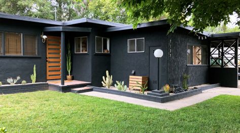 Upgrading a Classic    This exterior of this Eisenhower-era ranch house is saved from being humdrum by a lot of contemporary touches—the unorthodox choice of paint color is the most obvious. Other choices made by the homeowners keep the darkness from getting to be too much: Cacti ensure that there’s always a touch of green in front, and the striking slatted door provides a pop of lighter color and keeps the decor rooted firmly in the here-and-now. Ranch Style Homes Exterior, Home Remodeling Exterior, Ranch House Exterior, Homes Exterior, Makeover Tips, Stucco Homes, Pintura Exterior, Architecture Model Making, Exterior Makeover