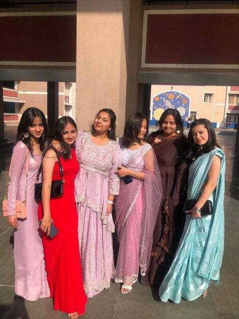 Saree For Girls Farewell School, Farewell Group Photos, College Farewell Outfits, Indian Farewell Outfits, Saree Ideas For Farewell In School, School Farewell Dress Ideas, Farewell Sarees School Aesthetic, Farewell Saree Ideas School, Farewell Sarees School