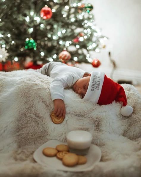 Baby Christmas Photography, Christmas Baby Pictures, Baby Milestones Pictures, Boy Photo Shoot, Baby Christmas Photos, Baby Photoshoot Boy, Baby Picture Ideas, Newborn Christmas, Newborn Baby Photos