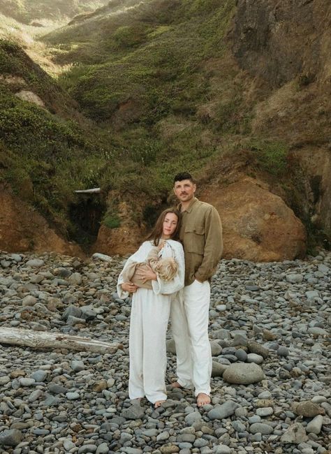 Crunchy Family Aesthetic, Minimalistic Family Photoshoot, Family Portrait Ideas What To Wear, Earthy Family Photoshoot, Family Portrait Beach, Family Photoshoot Summer, Film Family Photography, Lifestyle Family Photos, Nature Family Photoshoot