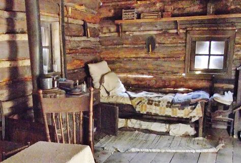 Inside Old Log Cabins - Bing Images Cabins In The Woods Interior, Log Cabin Homes Interior, Abandoned Cabin, Hut Interior, Cabin Homes Interior, Old Cabins, Old Cabin, Cool House Ideas, Log Cabin Interior