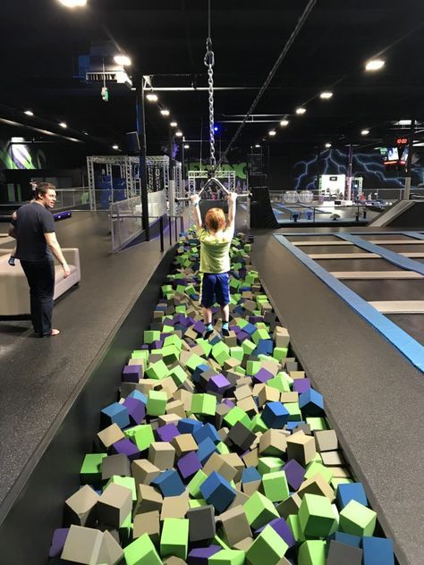 Indoor Park, Theme Park Ideas, Indoor Trampoline Park, Indoor Play Area, Creative Kids Rooms, Backyard Trampoline, Kids Indoor Playground, Indoor Trampoline, Sport Park