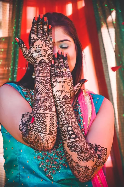 Mehndi Girls Poss, Mehndi Poses Photography, Mehandi Poses For Bride, Mehandi Poses Photography, Mahendi Pose, Mehendi Pic, Mahendi Bride, Mehandi Pose, Mehandi Poses