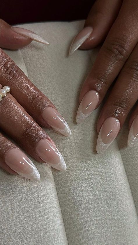 Simple Bridal Nails, Money Nails Designs, Elegant Almond Nails, Trendy Almond Nails, Almond Nails Designs Summer, Old Money Nails, Money Nails, Kutek Disney, Unghie Sfumate