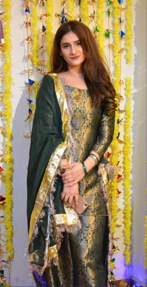 Banarsi Suit Design, Banarsi Suit, Plazo Designs, Qawali Night, Mehendi Dresses, Brocade Pants, Long Kameez, Saree Reuse, Woolen Dress