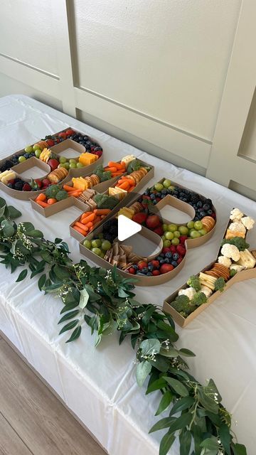 Baby Shower Food Decorations, Baby Fruit Tray, Baby Shower Fruit Platter, Baby Shower Food Display, Baby Shower Fruit Tray, Baby Shower Food Table, Fruit Tray Ideas, Baby Shower Finger Foods, Work Baby Showers