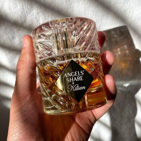 Kenjay | Miami Fashion Blogger on Instagram: “New favorite scents that are quite delicious 🤤 #luxuryfragrances #smellssogood #sexy” #kilian #perfume #beauty #fragrances Killian Angels Share, Kilian Perfume, Niche Fragrances, Proper Skin Care Routine, Angels Share, Koleksi Parfum, Best Fragrance For Men, Winter Scents, Perfume Photography