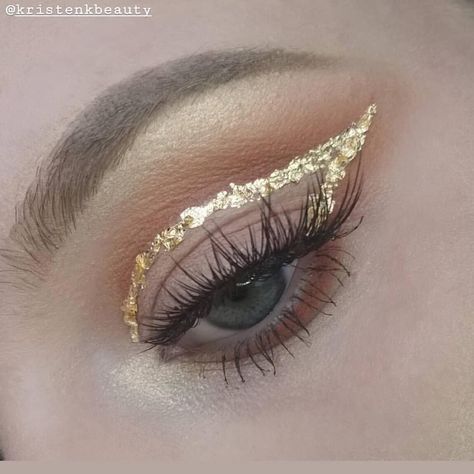 Gold Graphic Liner, Dance Show Makeup, Greek Makeup, Holloween Makeup, Gold Eyeliner, Gold Makeup Looks, Concert Makeup, Show Makeup, Glam Makeup Look