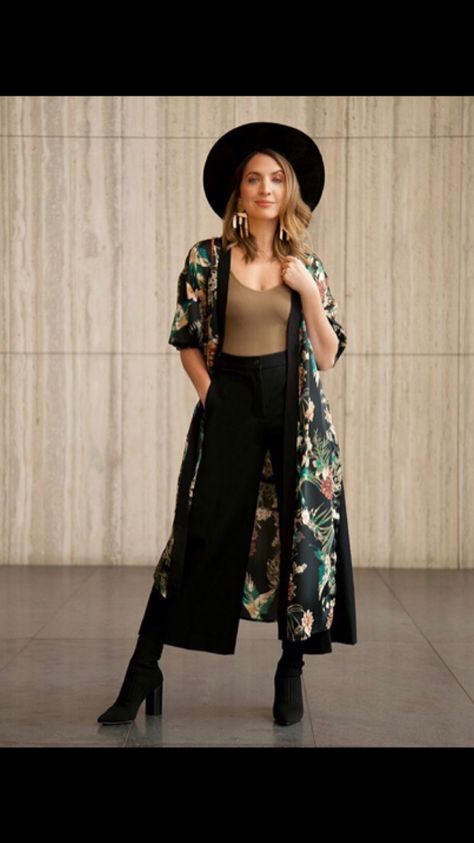 Kimono Jacket Outfit, Powerhouse Women, Office Wear Outfit, Look Kimono, Boho Fall Outfits, Trendy Fall Fashion, Color Combos Outfit, Kimono Outfit, Fashion Model Poses