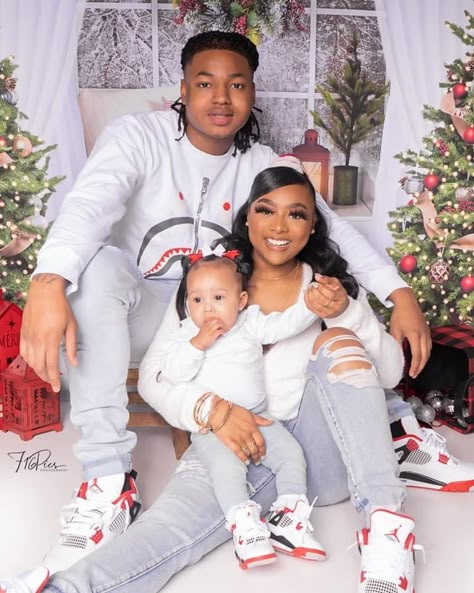 Family Pictures Inspiration, Black Family Outfits, Black Family Christmas Pictures, Family Christmas Pictures Black People, Black Family Holiday Photos, Black Family Christmas Pictures Outfits, Family Baby Photoshoot, Black Family Christmas Photoshoot, Black Family Photoshoot