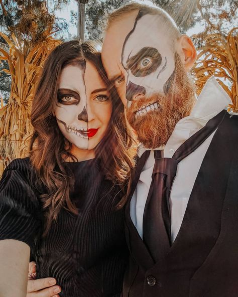 Halloween Face Paint For Couples, Halloween Face Makeup Couples, Couples Halloween Makeup Ideas Easy, Half Face Makeup Halloween, Couple Skeleton Makeup, Maquillage Halloween Couple, Couple Halloween Makeup, Half Skull Makeup, Half Face Makeup