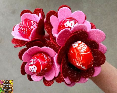 25+ Simple DIY Valentine's Day Gift Ideas - Raising Teens Today Valentine Candy Grams, Chocolate San Valentin, Valentine Wreath Diy, Candy Grams, Valentine's Day Decorations, Valentinstag Party, Simple Activities, Diy Valentines Decorations, Penny Pincher