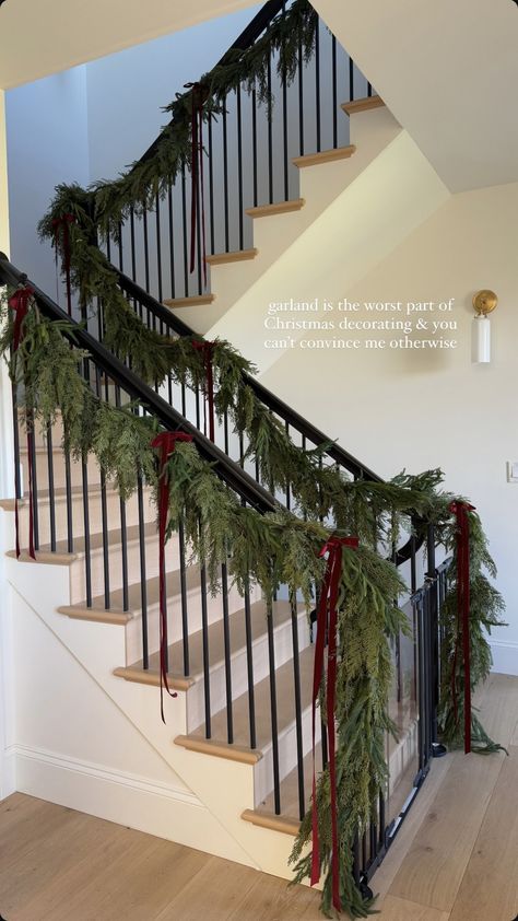 Christmas Garland Staircase, Garland Staircase, Staircase Christmas, Stair Banister, Christmas Themes Decorations, Christmas 2022, Christmas Garland, Holidays Christmas, Cute Bows