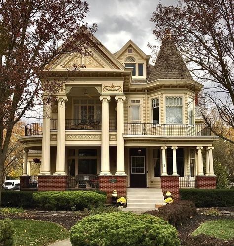 Jesse on Instagram: “S Main St, Findlay Ohio. This eclectic home was constructed in the late 19th century as a Queen Anne Victorian. The strong Neo Classical…” Victorian Homes Aesthetic, Old Victorian Mansions, Queen Anne Victorian House, Victorian Homes Exterior, Findlay Ohio, Queen Anne House, Studying Medicine, Queen Anne Victorian, Old Victorian Homes