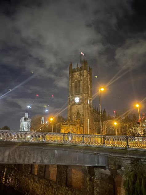 Moon Pictures Night, Manchester City Aesthetic, Manchester Aesthetic, Aesthetic Night Life, Pictures Night, Manchester University, Catch Flights, Aesthetic City, City Lifestyle