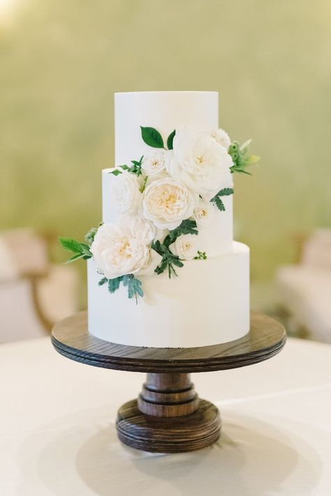 budget friendly elegant simple wedding cakes - - greenery, buttercream, simple, elegant Cakes Elegant, Vintage Pasta, Simple Cakes, Buffet Dessert, 3 Tier Wedding Cakes, Simple Elegant Wedding, Floral Wedding Cakes, Buttercream Wedding Cake, Amazing Wedding Cakes