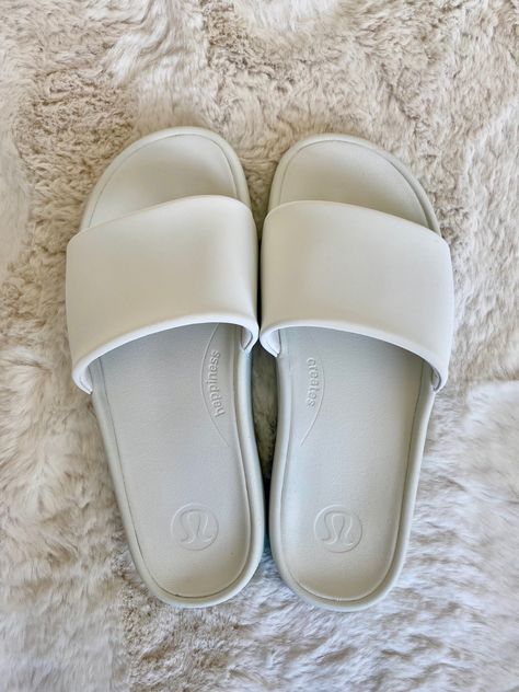 Lululemon Outfit Ideas Christmas, White Slides, My Dream Life, Athleisure Outfits, College Outfits, Ideas Christmas, Cute Shoes, Christmas Gift Ideas, My Favorite Things