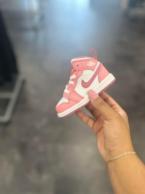 Baby Nike Outfit, Baby Shoe Collection, Jordan 1 Mid Coral Chalk, Baby Jordan Shoes, Jordan Rose, Baby Nike Shoes