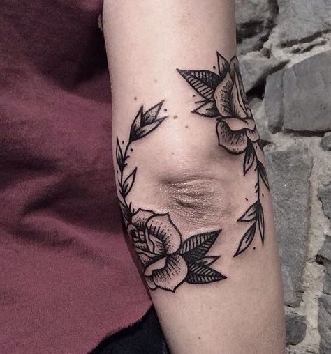 TATTOOS Elbow Tattoo, Ghost Tattoo, Tattoo Zeichnungen, Elbow Tattoos, Inspiration Tattoos, Tattoos Geometric, Tiny Tattoo, Knee Tattoo, Best Sleeve Tattoos