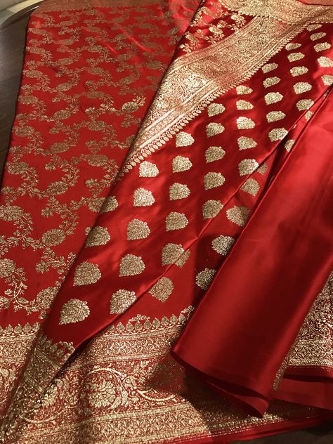 Bangoli Saree Blouse Design, Red Benarasi Saree Blouse Design, Bengali Silk Saree, Bridal Benarasi Saree, Banaras Bridal Sarees, Red Silk Wedding Saree, Benaroshi Saree Wedding, Red Benarasi Saree Bride, Red Kanjivaram Saree Silk Bridal