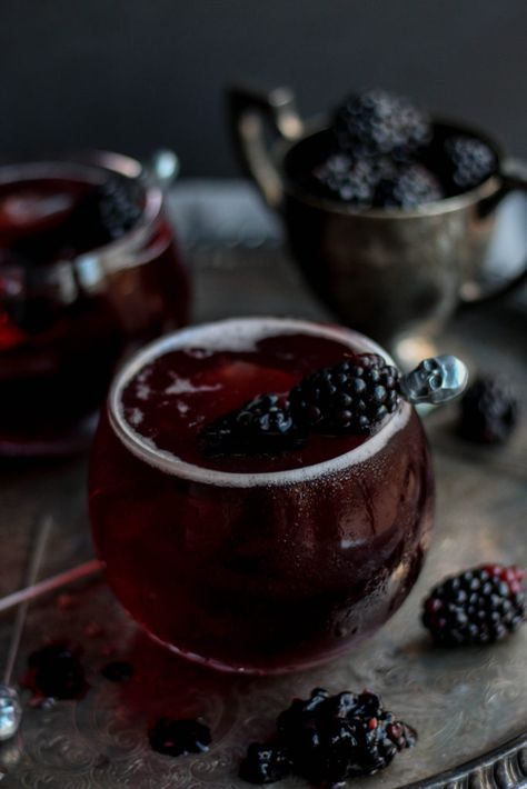 Sweet Alcoholic Drinks, Halloween Alcohol, Blackberry Cocktail, Drinks For Summer, Halloween Cocktail, Sweet Cocktails, Winter Parties, Halloween Cocktails, Rum Cocktail