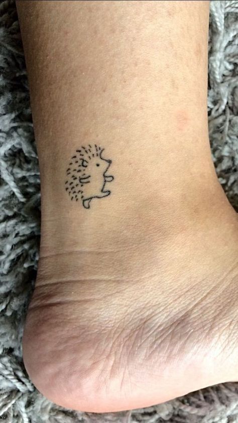 Cool S Tattoo, Tiny Hedgehog Tattoo, Animal Tattoos Patchwork, Random Mini Tattoos, Cute Hedgehog Tattoo, Animal Patchwork Tattoo, Usa Tattoo Ideas, Hedgehog Tattoo Design, Hedgehog Tattoo Ideas