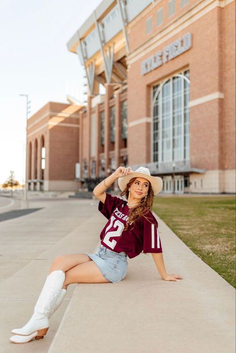 Aggie Graduation Pictures, Tamu Graduation, College Grad Photos, Senior Pictures Downtown, Kyle Field, College Pictures, Senior Photoshoot Poses, College Gameday Outfits, College Graduation Photoshoot