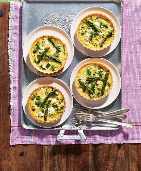 Asparagus and Goat Cheese Mini Quiches Thanksgiving Brunch Recipes, Easter Brunch Casserole, Healthy Asparagus, Make Ahead Casseroles, Easter Sunday Brunch, Mini Quiche Recipes, Easy Easter Recipes, Asparagus Tart, Thanksgiving Brunch