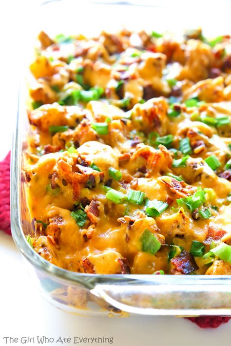 Buffalo Chicken and Potato Casserole - buffalo flavored chicken and potatoes topped with cheese, bacon, and onions. the-girl-who-ate-everything.com Chicken And Potato Casserole, Flavored Chicken, Make Ahead Casseroles, Chicken Potato Casserole, Chicken And Potato, The Girl Who Ate Everything, Buffalo Chicken Recipes, Recipe Potato, Potatoe Casserole Recipes