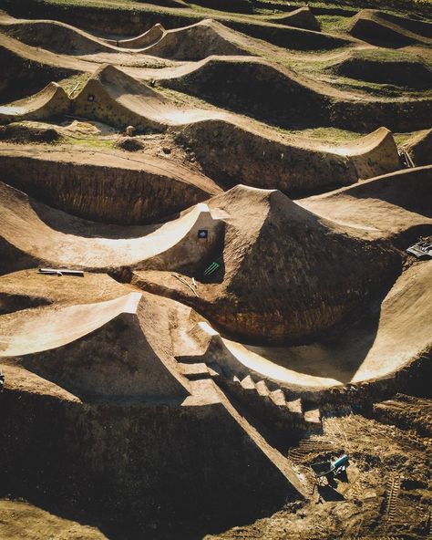 HELLSEND DIRT COMPOUND on Instagram: “New sections of the jump line looking fresh 👌🏻🔥 @thetrailscrew #hellsenddirtcompound #mtb #bmx #dirtjump #southafrica” Photo Display Diy, Rustic Photo Display, Bike Jumps, Jump Art, Bmx Track, Dirt Bike Track, Backyard Skatepark, Jump Park, Trail Building