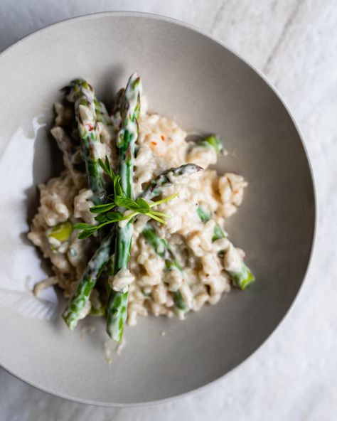 Creamy Spring Risotto with Goat Cheese and Asparagus – CHEZ CHANELLE Risotto With Goat Cheese, Spring Risotto, Crusted Halibut, Cheese Risotto, Halibut Recipes, Easter Side Dishes, Goat Cheese Recipes, Rice Risotto, Rice Side Dishes