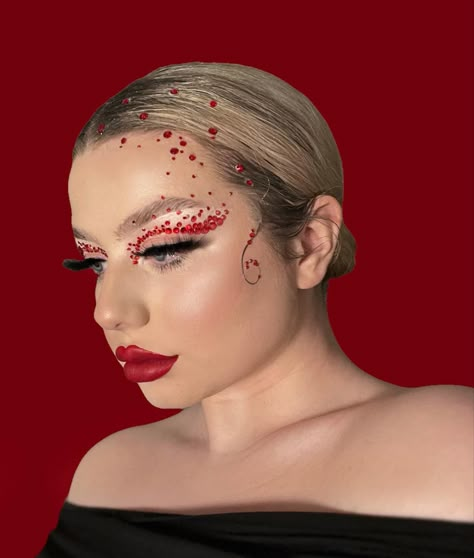 Red Festival Makeup, Black And Red Makeup, Jewel Makeup, Red Makeup Looks, Karneval Diy, Gem Makeup, Red Eye Makeup, Crystal Makeup, Maquillage On Fleek