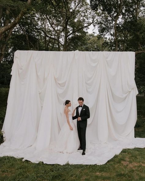 💐 • Instagram Black And White Backdrop Ideas, Reel Trends, Wedding Draping Backdrop, Linen Backdrop, Drape Backdrop, Wedding Drapery, Backyard Ceremony, Photo Booth Backdrop Wedding, Aspen Wedding