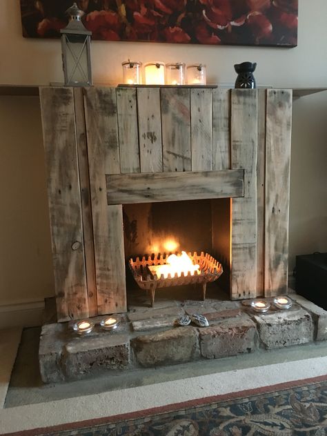 Pallet Mantle, Fake Fireplace Diy, Pallet Fireplace, Farmhouse Mantle Decor, Fake Fire, Faux Fireplace Mantels, Diy Mantel, Fake Fireplace, Faux Fireplace Diy