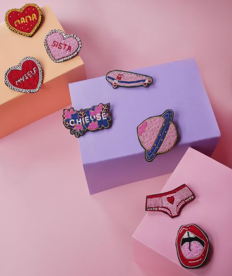 Une broche de chez malicieuse Plastic Ring, Heart Brooch, Women Encouragement, Alternative Engagement Rings, Brooches Handmade, Ring Sizer, Promotional Item, Stone Heart, Ring Size Guide