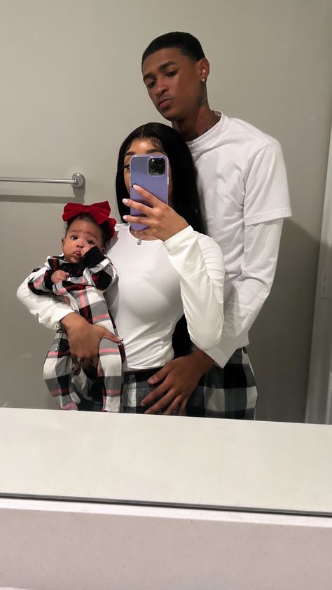 Couple With Baby, Mood With Bae, Mommy And Baby Pictures, Bwwm Couples, Future Mommy, Mommy Goals, Couple Things, Cute Couple Outfits, Black Love Couples