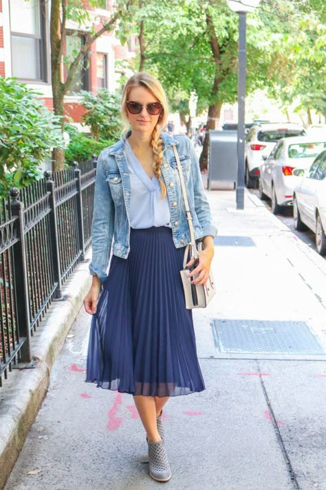 Hues of blue for summer-to-fall transitional style...can't go wrong with a navy pleated midi skirt and the most amazing booties @jeffreycampbell @topshop Blue Midi Skirt Outfit, Blue Pleated Skirt Outfit, Pleated Skirt Outfit Ideas, Midi Rock Outfit, Blue Skirt Outfits, Petite Midi Skirt, Navy Pleated Skirt, Midi Skirts Style, Engagement Photo Outfits Fall