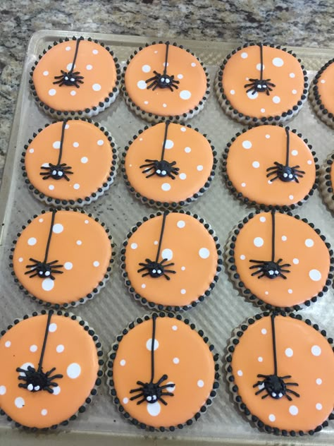 Party Food Ideas For Kids, Halloween Sugar Cookies Decorated, Galletas Halloween, Halloween Party Food Ideas, Dessert Halloween, Halloween Cookie Recipes, Spider Cookies, Halloween Cookies Decorated, Halloween Sugar Cookies