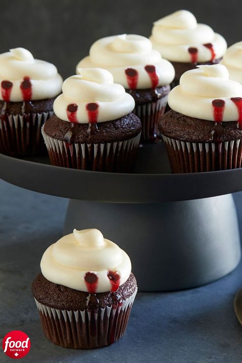 Spooky Red Velvet Cupcakes, Dracula Cake Ideas, Vampire Theme Cake, Vampire Dessert Ideas, Black Halloween Cupcakes, Vampire Cupcakes Ideas, Vampire Deserts, Vampire Inspired Food, Halloween Red Velvet Cupcakes