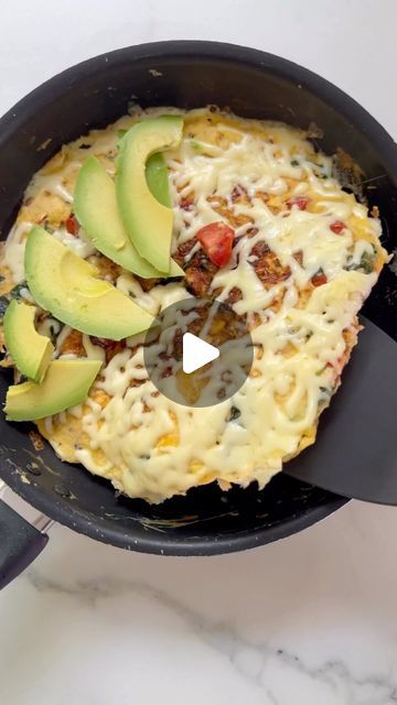 Sarah Pound on Instagram: "20 DAYS OF QUICK HEALTHY SNACKS/ MEALS
@wholesomebysarah

DAY 5/20

CHICKEN, MOZZARELLA, SWEET CHILLI & AVOCADO

For the full recipe, please comment RECIPE in the comments and I’ll DM you the recipe 🙌

Serves 1

Ingredients:
1 medium/large tortilla
2-3 eggs, lightly whisked
Sea salt & cracked black pepper
1/2 cup cherry tomatoes, quartered
1/4 red onion, finely chopped
1/2 cup shredded cooked chicken
1/2 teaspoon dried oregano
1/2 cup spinach, chopped
1 tablespoon sweet chilli sauce
1/2 cup grated cheese (mozzarella or tasty)
1/2 avocado, sliced

For the full recipe, please comment RECIPE in the comments and I’ll DM you the recipe 🙌

#quickmeals #healthyfood #healthyrecipes #easyrecipes #easyrecipe #snackrecipes #snackrecipe" Shredded Cooked Chicken, Egg Tortilla, Chicken Mozzarella, Cheese Mozzarella, Quick Healthy Snacks, Onion Chicken, Cooking Chicken To Shred, Sweet Chilli Sauce, Cooked Chicken